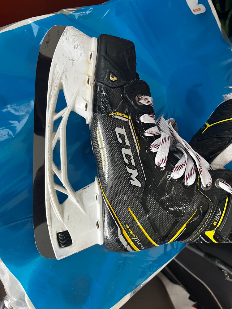 Junior CCM Regular Width Size 4 Super Tacks AS3 Hockey Skates