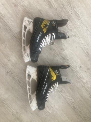 Used Bauer Regular Width Pro Stock Size 10.5 Supreme UltraSonic Hockey Skates