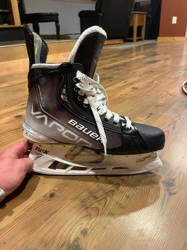 New Bauer Regular Width   Size 8.5 Vapor Hyperlite Hockey Skates