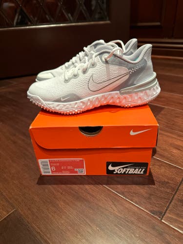 Brand new in box! Women’s Nike Alpha Huarache Elite Turf - size 6