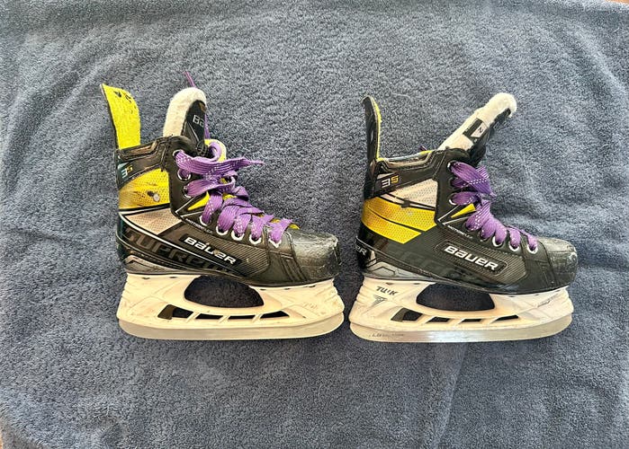 Used Bauer Regular Width  Size 2 Supreme 3S Hockey Skates