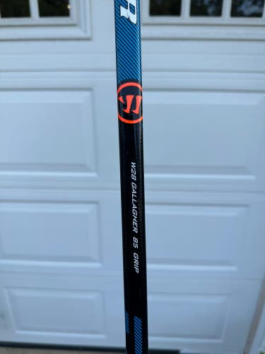 Senior Right Handed W28 Warrior Covert QRE3 Hockey Stick