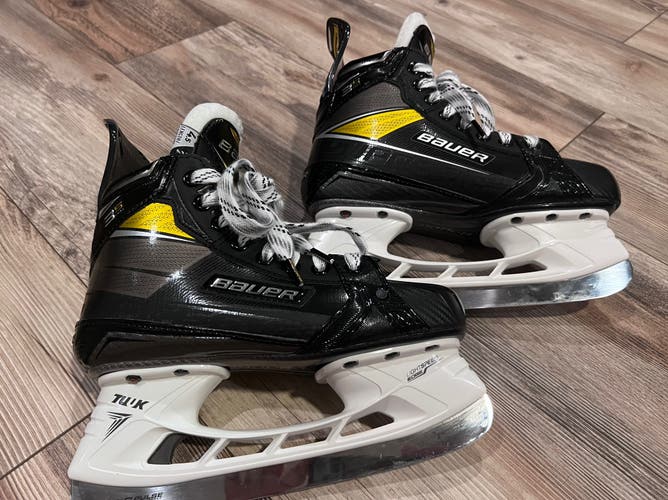 New Bauer Regular Width   Size 4.5 Supreme 3S Pro Hockey Skates