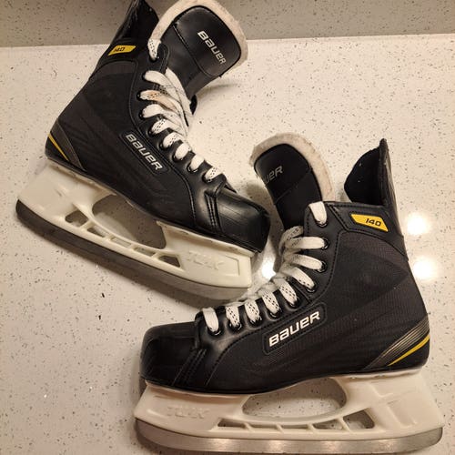 Senior Used Bauer Supreme 140 Hockey Skates Regular Width Size 9