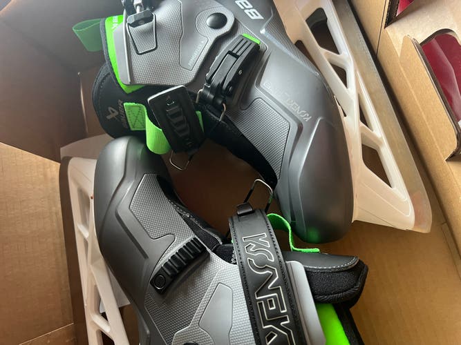 New Bauer Regular Width Size 7.5 Konekt Hockey Goalie Skates