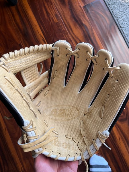 What Pros Wear: Matt Chapman's New Wilson Glove is a Must-See +