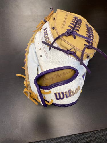 2023 AUBREE MUNRO A2000® AM1 34” WILSON FASTPITCH CATCHER’S MITT
