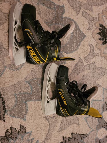 Youth Used CCM Super Tacks 9350 Hockey Skates Regular Width Size 12