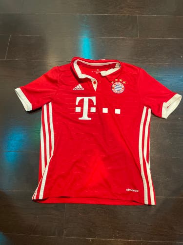 Bayern Mûnchen Red Soccer Jersey