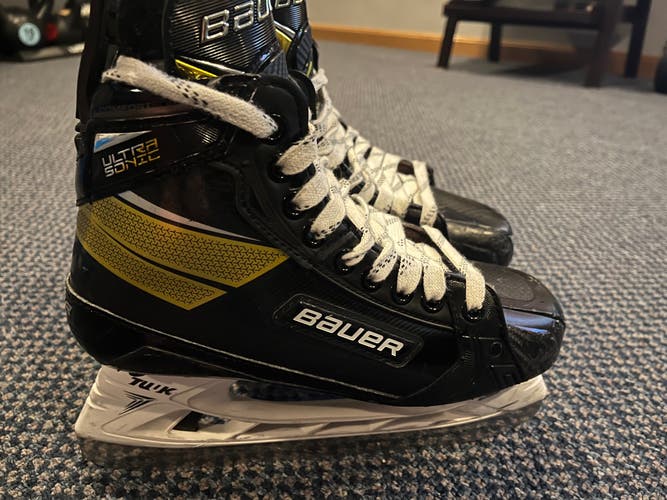 Intermediate Used Bauer Supreme UltraSonic Hockey Skates Regular Width Size 5