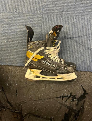 Used Bauer Regular Width Pro Stock Size 10 Supreme UltraSonic Hockey Skates