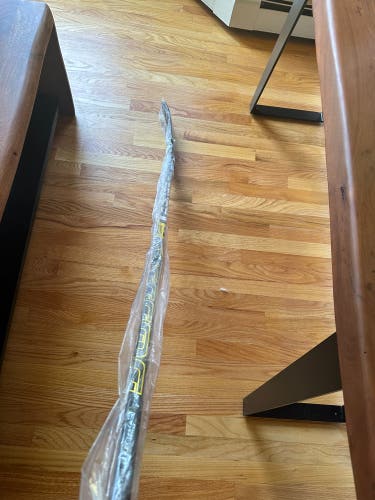 Intermediate Right Handed P28  Supreme 2S Pro Hockey Stick