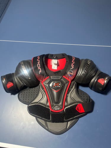 New Medium Bauer  Vapor 1X Lite Shoulder Pads