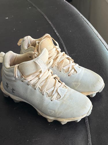 Youth baseball cleats