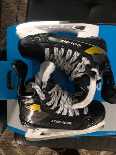 Used Bauer Regular Width  Size 3.5 Supreme 3S Pro Hockey Skates