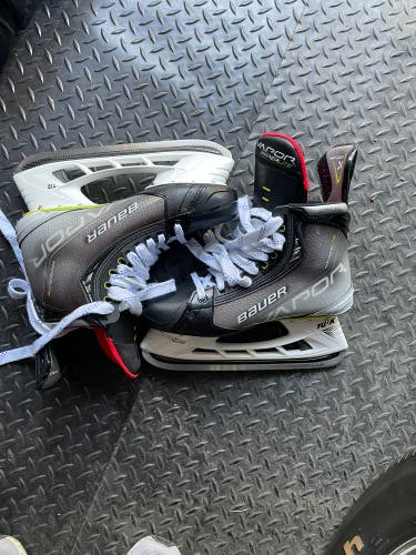 Used Bauer Regular Width   Size 9.5 Hockey Skates
