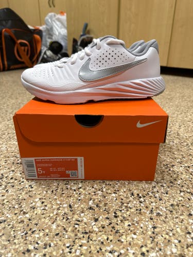 BRAND NEW in box!! Youth Nike Alpha Huarache 3 Turf, white, Size 5Y