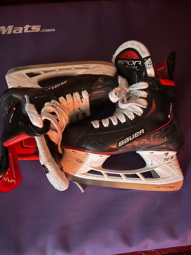 Used Bauer Regular Width  Size 2.5 Vapor 3X Pro Hockey Skates