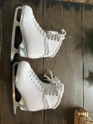 Used Soft Skates Size 6 Figure Skates