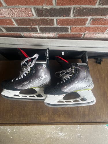 Used Bauer Size 11 Vapor Hyperlite Hockey Skates