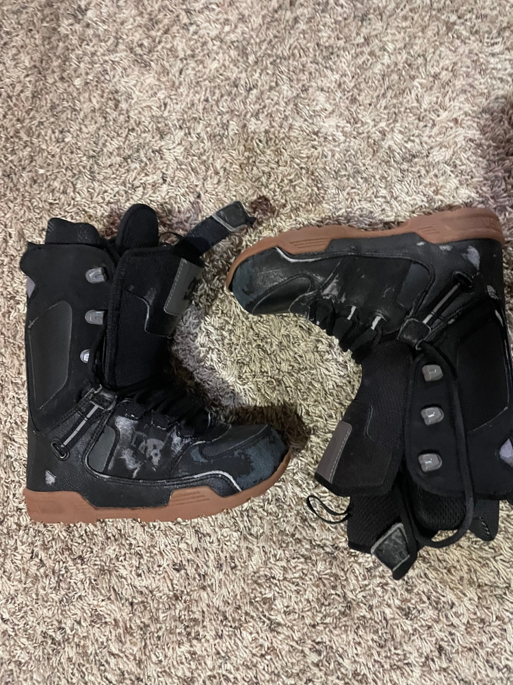 Kid's Size 5.0 (Women's 6.0) DC All Mountain Control Snowboard Boots