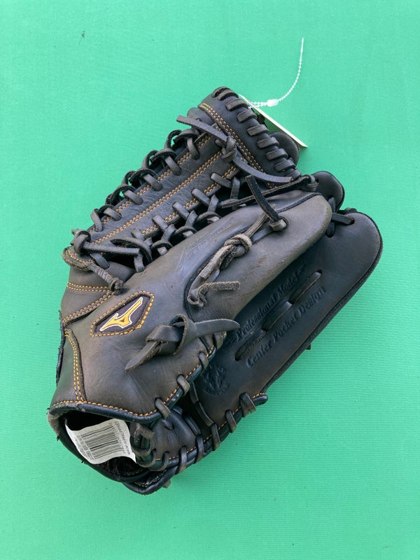 What Pros Wear: Austin Riley's Mizuno Pro Player Model 11.75