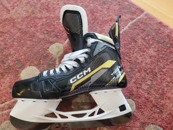 Senior New CCM AS-V Pro Hockey Skates Wide Width Size 9.5
