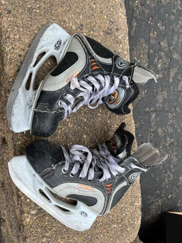 Used Easton Regular Width Size 1 Synergy 200 Hockey Skates