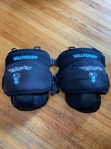 Vaughn VE8 Pro intermediate goalie knee guards