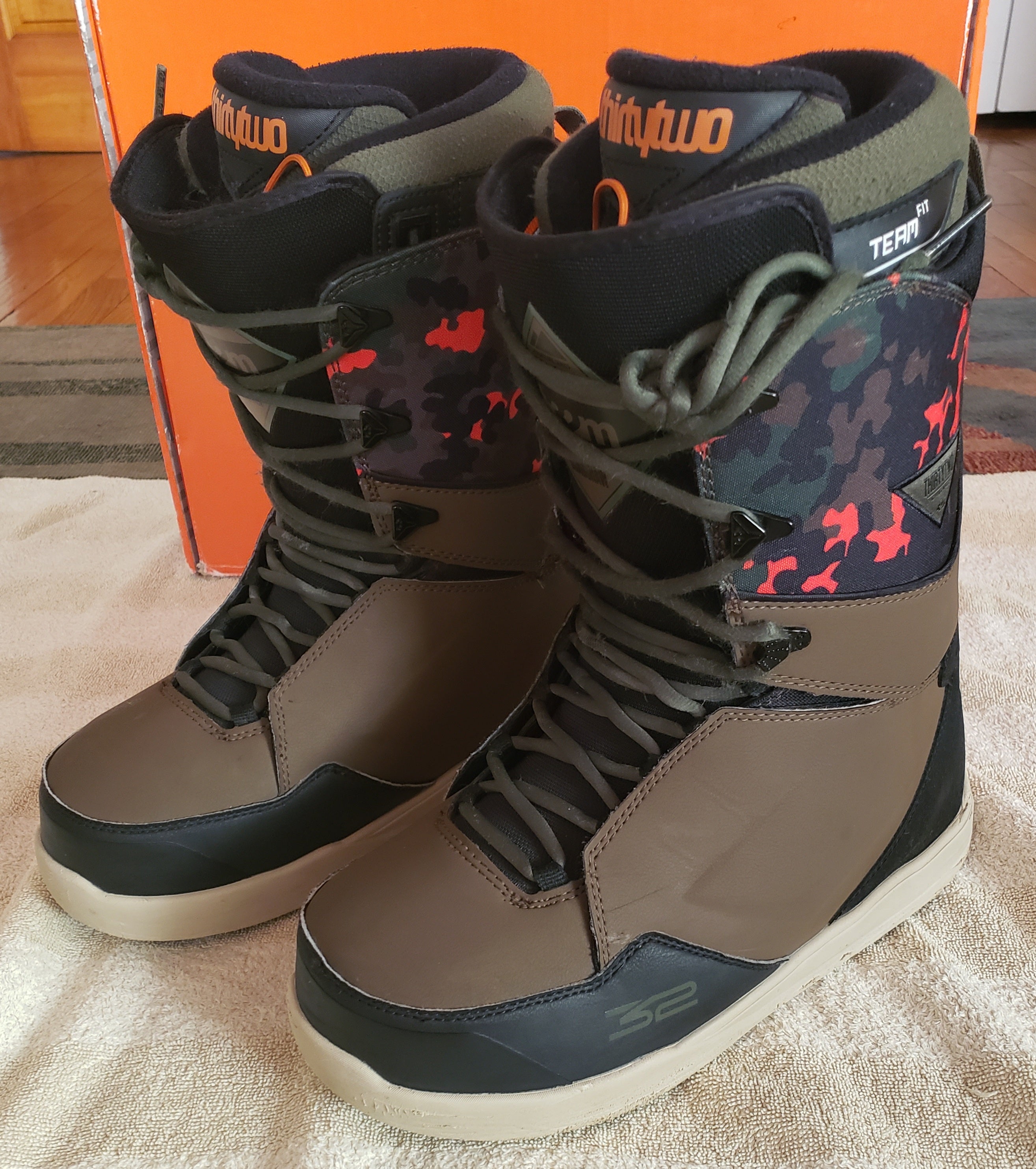 MENS 10.5 SNOWBOARD BOOTS THIRTYTWO LASHED BRADSHAW *PRE-OWNED