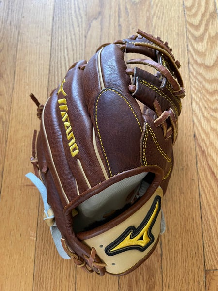 New never used Mizuno Classic Pro soft baseball glove 11.25 GCP41S