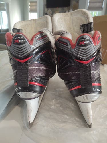 Junior Used Bauer vapor x900 Hockey Goalie Skates Regular Width Size 2.5