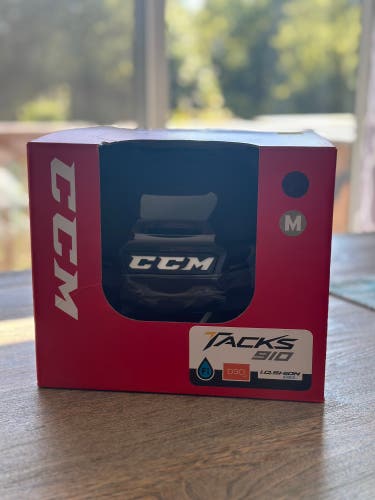 New Medium CCM Tacks 910 Helmet