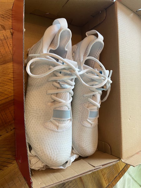 White Adult New Unisex Size 4.5 (Women's 5.5) Molded Cleats New Balance Low Top Freeze 3.0