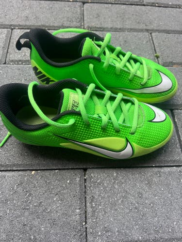 Youth Used Kids Size 4.0 (Women's 5.0) Nike Low Top Huarache