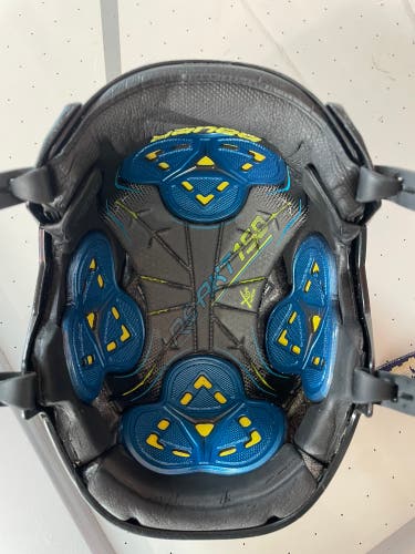 Used Large Bauer Re-Akt 150 Helmet