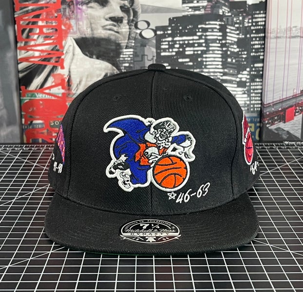 Mitchell & Ness Men's New York Knicks Two Tone Hardwood Classic Snapback  Hat