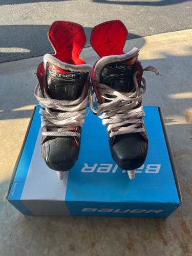 Intermediate Used Bauer Vapor X3.7 Hockey Skates Regular Width Size 5.5