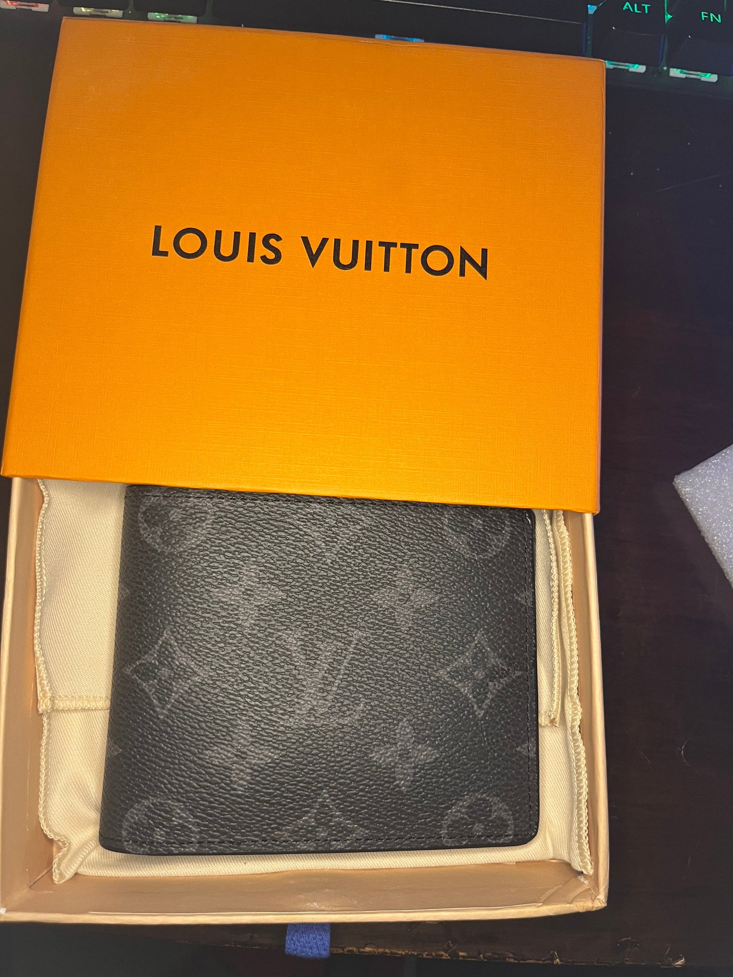 Louis Vuitton Passport Cover (M64502)
