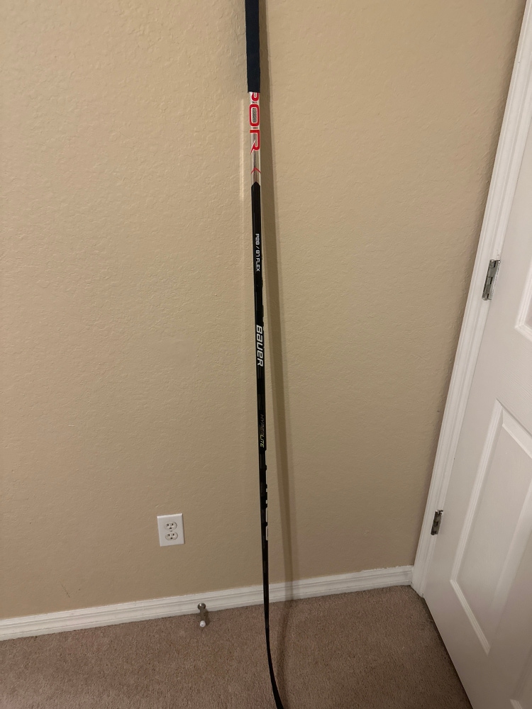 Senior Right Handed P28  Vapor Hyperlite Hockey Stick