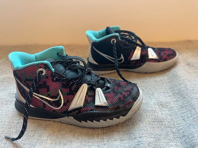 Used Kid's Size 5.5 (Women's 6.5) Nike Kyrie Irving Shoes Multi-Color