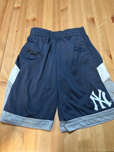 Youth large NY Yankees  Shorts