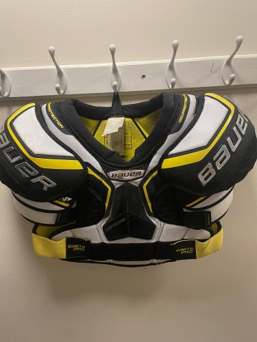 Used Small Bauer Supreme Ignite Pro Shoulder Pads