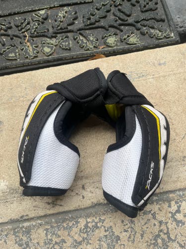 Used Medium CCM Tacks 2052 Elbow Pads