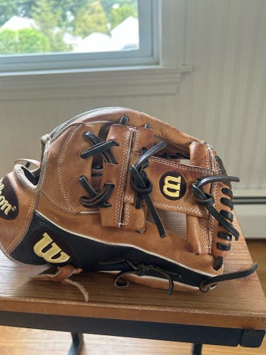 Used Right Hand Throw Wilson Infield A2000 Baseball Glove 11.75"