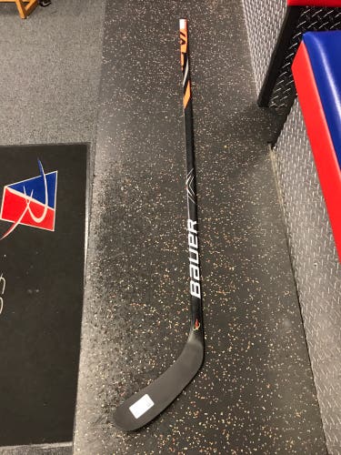 New Intermediate Bauer Right Handed Vapor 2x Team Hockey Stick P28 / 55 Flex Lie 5