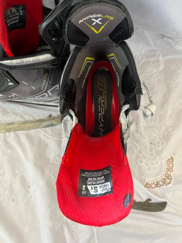 Bauer Vapor Hyperlite Hockey Skates Regular  Width Size 5.5
