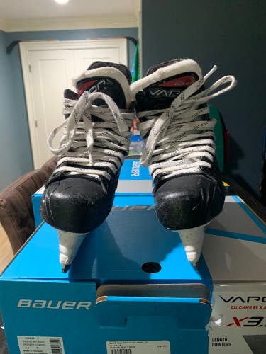 Used Bauer Regular Width  Size 2.5 Vapor X3.5 Hockey Skates