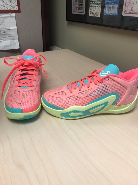 New Men's Size 6.0 (Women's 7.0) Nike Shoes