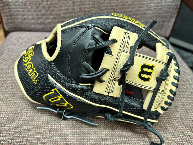 New Wilson A2000 2022 Infield 11.75" Baseball Glove